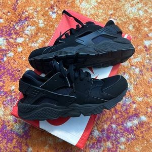 Black Nike huaraches